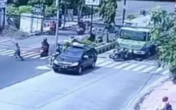 Truk Fuso bermuatan semen saat menabrak dua sepeda motor dan mobil Toyota Innova di simpang empat lampu merah Jalan PB Sudirman Situbondo, Jawa Timur. (Foto: Tangkapan layar)