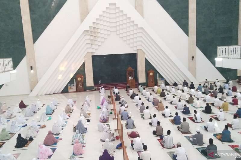 Masjid KH Hasyim Asyari Jakarta, menertibkan jemaah salat di masa pandemi Covid-19. (Foto:antara)