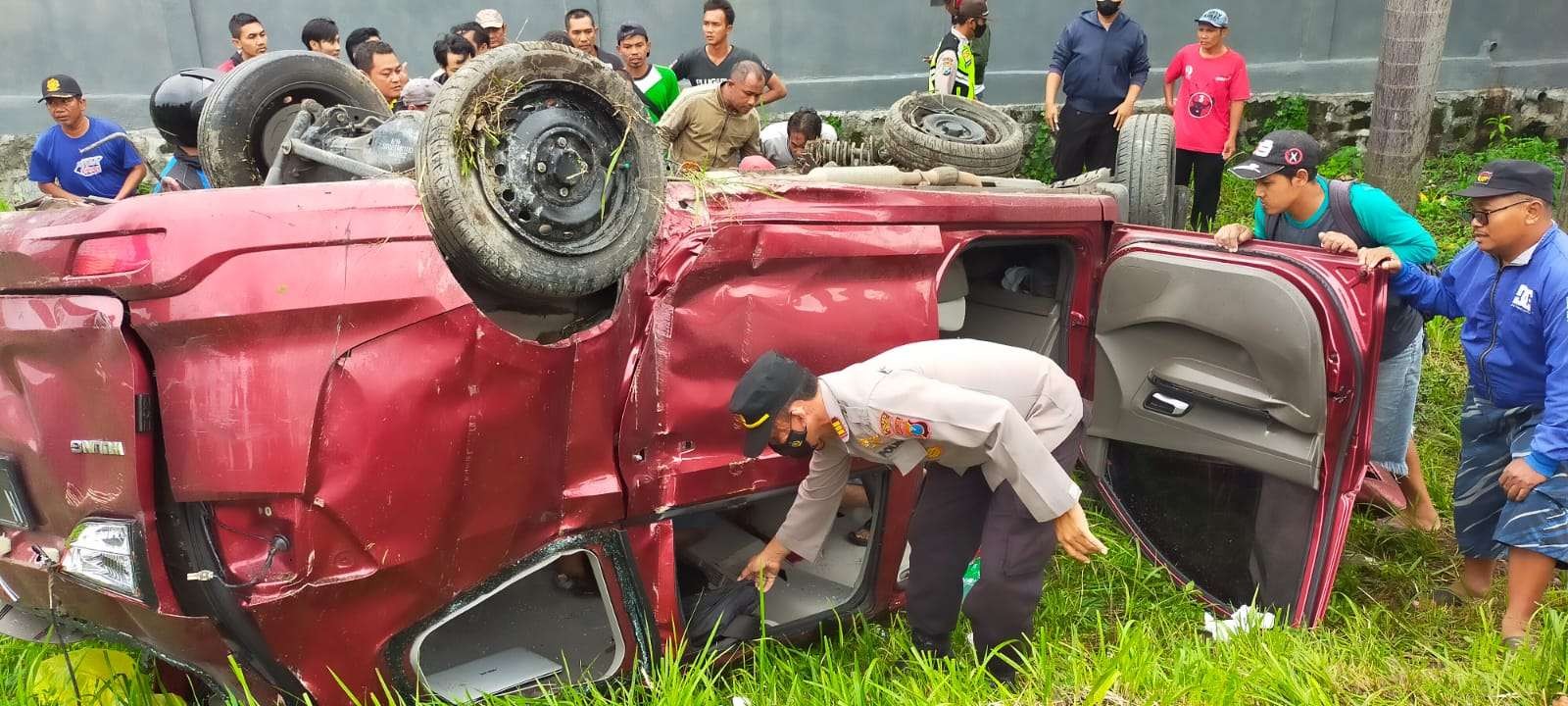 Kondisi mobil yang ringsek usai ditabrak KA Rapih Dhoho, Senin, 7 Februari 2022. (Foto: Fendhy Plesmana/Ngopibareng.id)