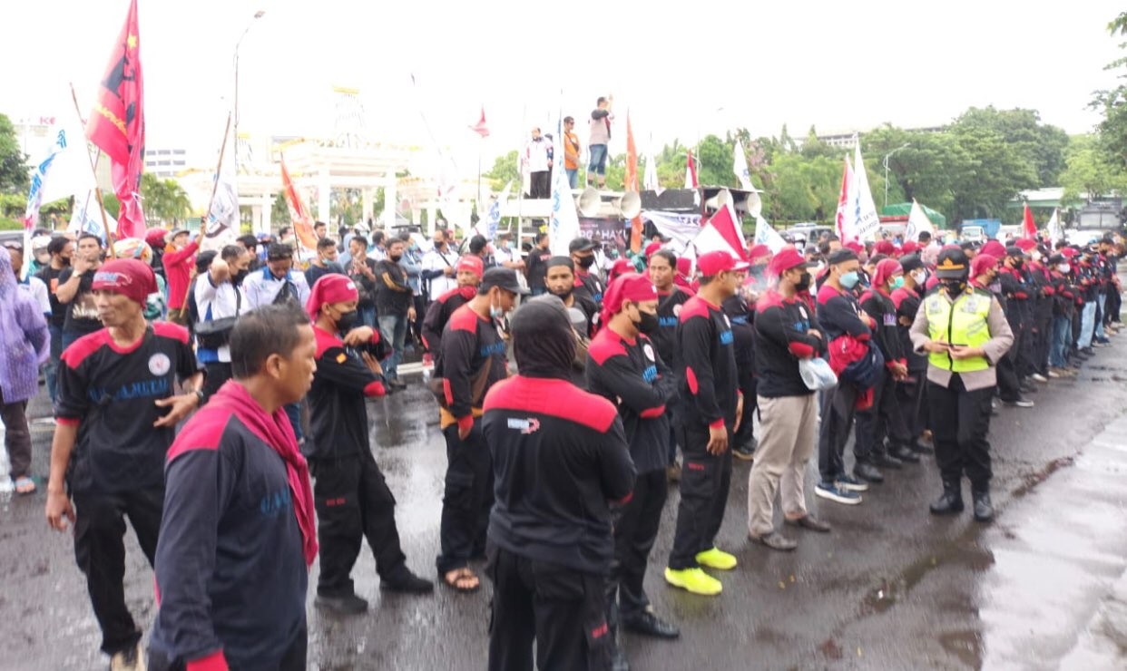 Buruh FSPMI gelar demo di Kantor Gubernur Jatim (Foto: istimewa)