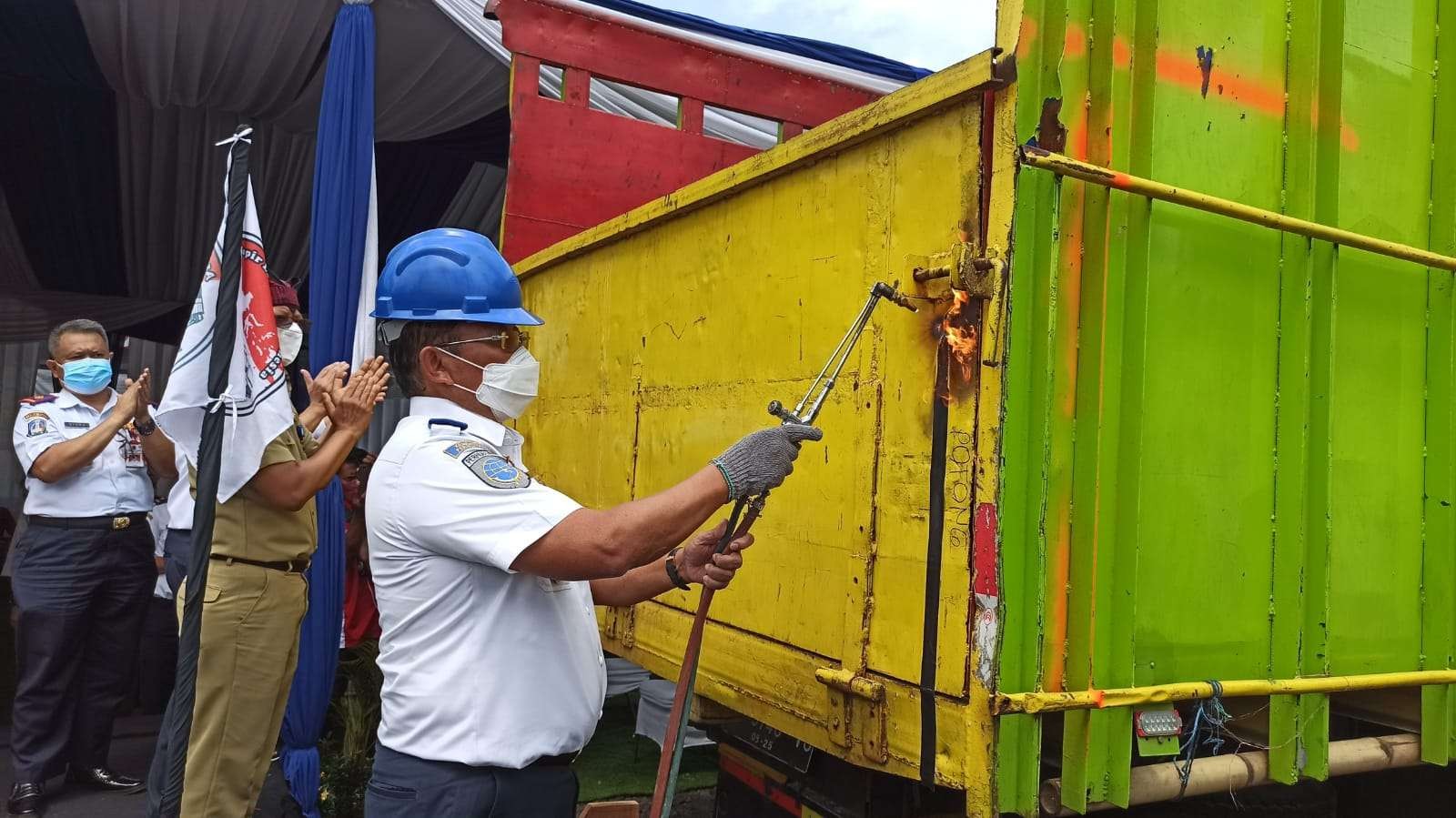 Dirjen Perhubungan Darat Kementerian Perhubungan memotong kelebihan dimensi truk fuso di UPT PKB Banyuwangi. (Foto: Muh Hujaini/Ngopibareng.id)