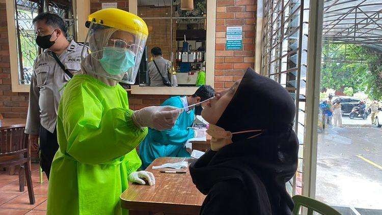Proses swab antigen karyawan toko ritel modern di Kota Malang yang pernah dikunjungi wisatawan Covid-19 (Foto: Lalu Theo/ngopibareng.id)