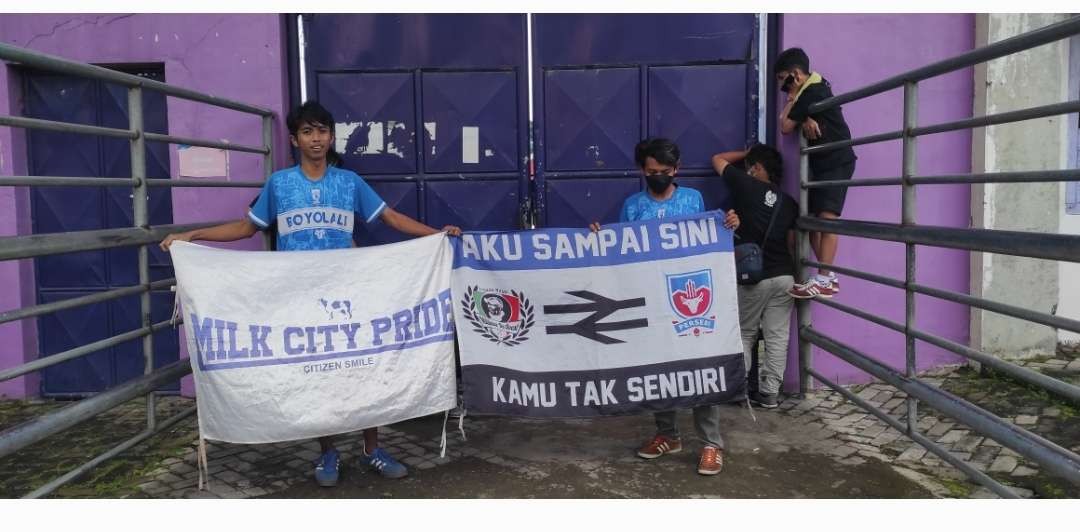 Sejumlah suporter Persebi Boyolali nekat datang ke Kediri demi memberi dukungan kepada timnya yang bertanding melawan Persitoli Tolikara. (Foto: Fendy Plesmana/Ngopibareng.id)