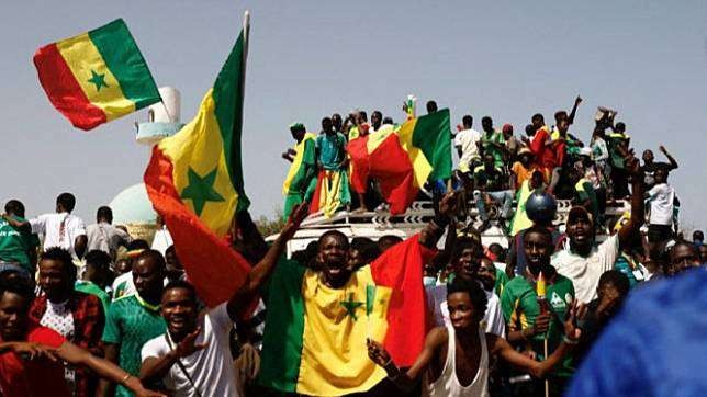 Masyarakat Senegal bersorak sorai gembira menyambut Timnas usai menjuarai Piala Afrika. (Foto: Ant)