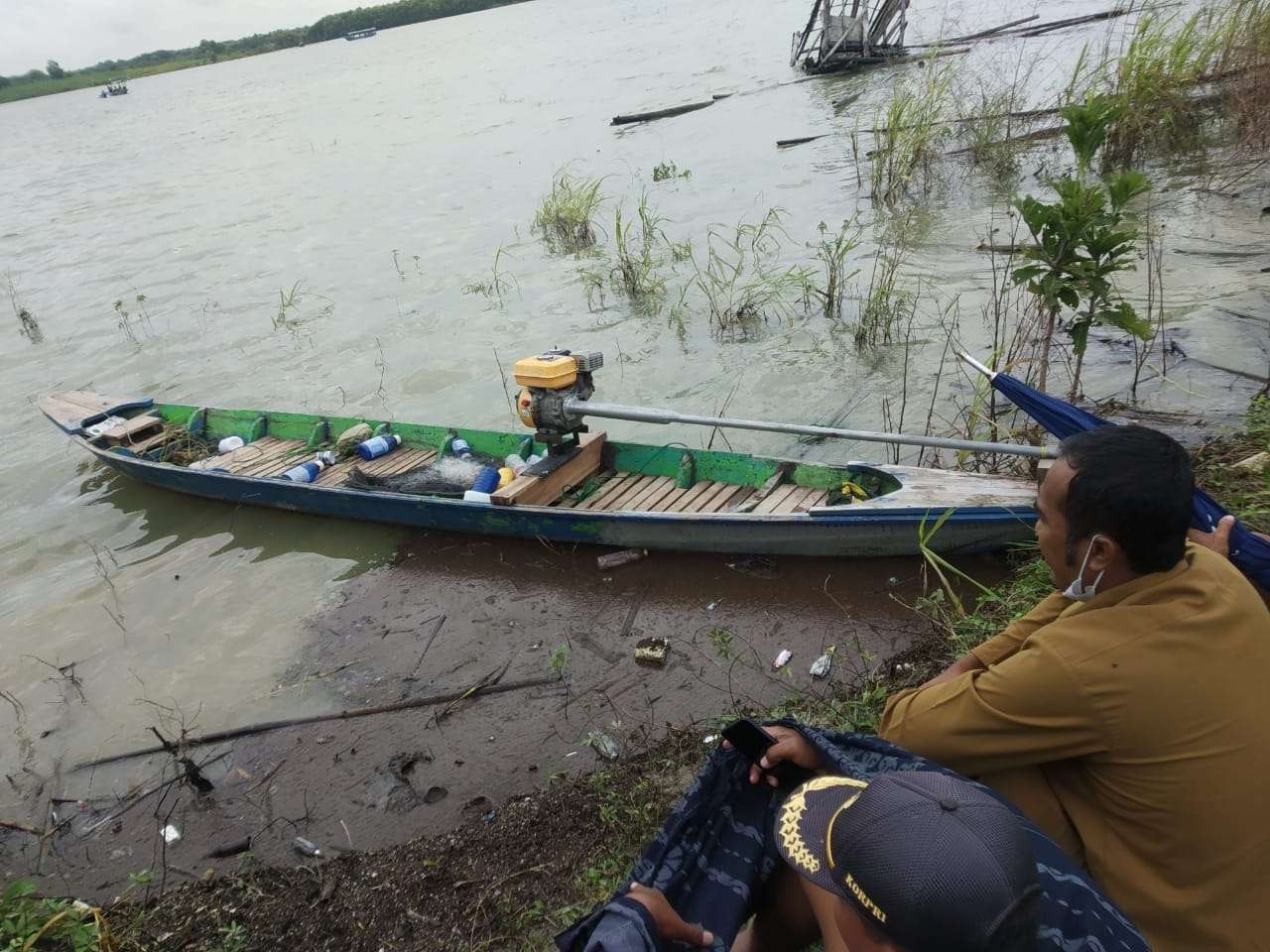 Perahu yang dipakai korban rombongan pemancing yang tenggelam di Waduk Gondang Lamongan, Minggu 6 Februari 2022. (Foto: Imron Rosidi/Ngopibareng.id)