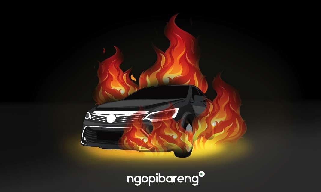 Ilustrasi sedan yang ditumpangi AKP Novandi Arya, putra pertama Gubernur Kaltara (Kalimantan Utara), Zainal Arifin Paliwang, terbakar dalam kecelakaan tunggal. (Grafis: Fa Vidhi/Ngopibareng.id)