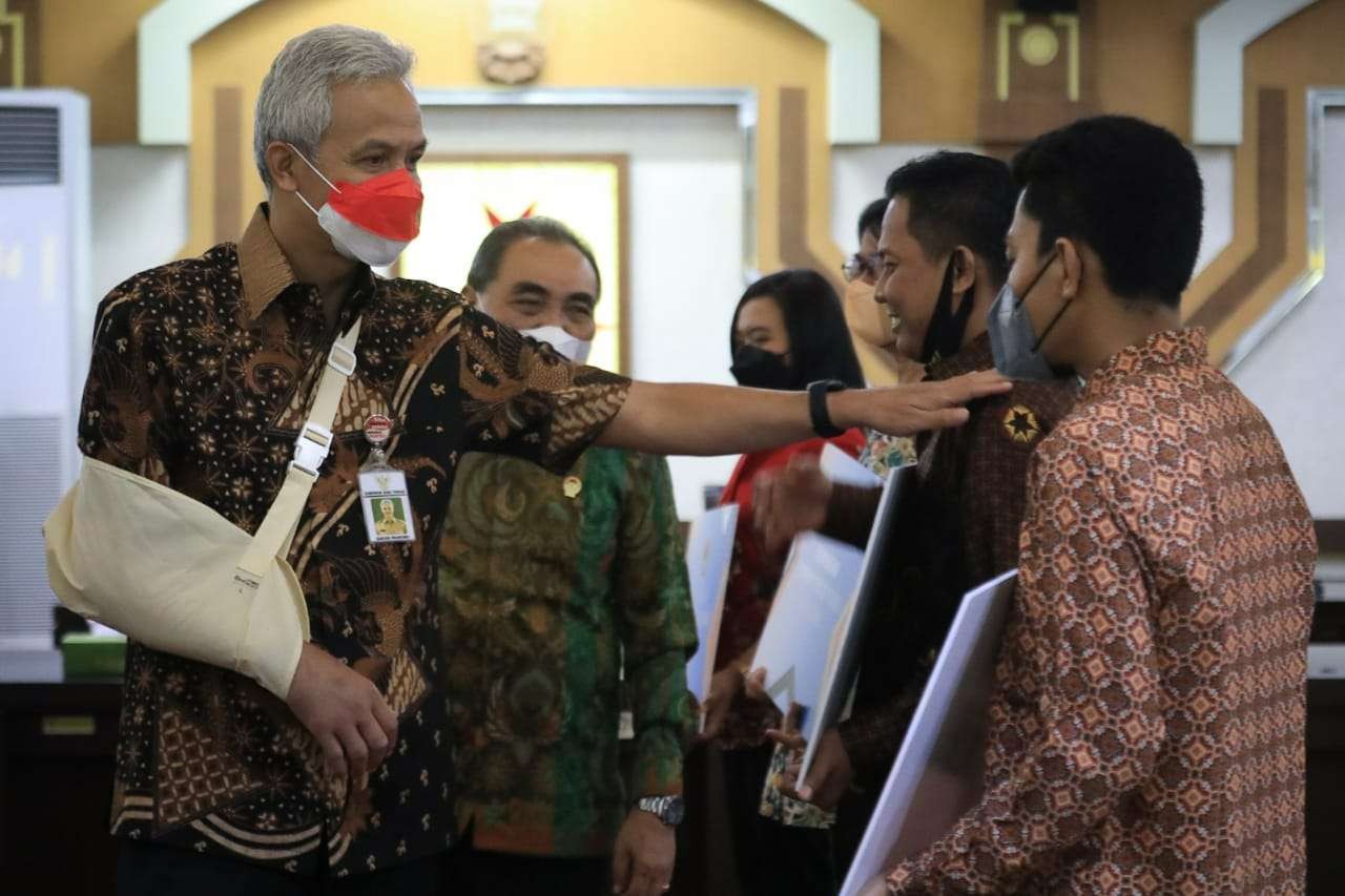 Gubernur Jawa Tengah, Ganjar Pranowo, dalam acara penyerahan kompensasi kepada keluarga korban aksi teror di Jawa Tengah. (Foto: dok Humas Pemprov Jateng)