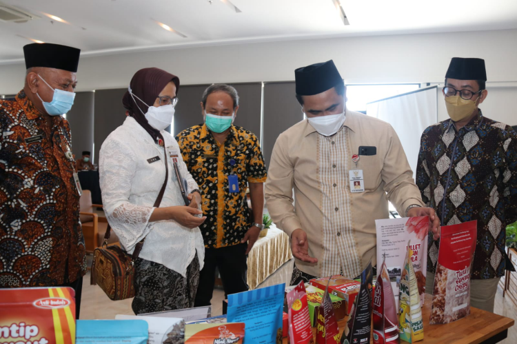 Pengembangan ekonomi pesantren dilakukan Pemprov Jawa Tengah. Tampak, Wagub Jateng Taj Yasin saat meninjauh UMKM Pesantren. (Foto: Istimewa)