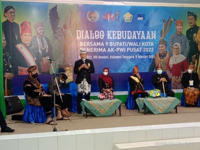 Bupati Lamongan Yuhronur Efendi menjadi narasumber Dialog Kebudayaan HPN 2022 di Kendari, Sulawesi Tenggara. (Foto: Istimewa)