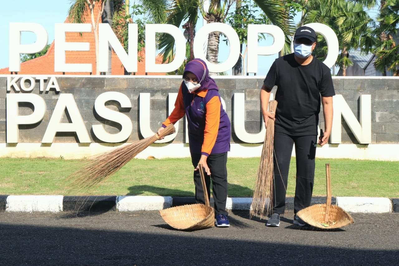 Walikota Pasuruan, Saifullah Yusuf (Gus Ipul) bersama sang istri, Ibu Fatma, membersihkan lingkungan Rumah Dinas, Rabu 9 Februari 2022. (Foto: Istimewa)