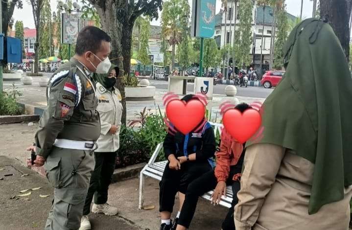Sepasang muda-mudi Jember terciduk Satpol PP saat bermesraan di Alun-alun Jember (Foto:Istimewa)