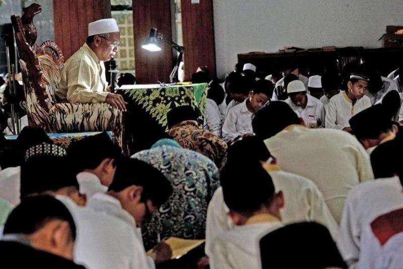Ngaji kitab kuning bersama seorang kiai di pesantren, menjadi trandisi khas pendidikan Islam di Nusantara. (Foto: Istimewa)