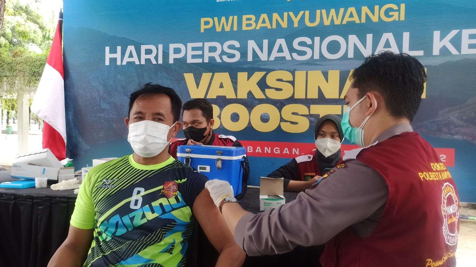 Salah seorang warga melakukan vaksinasi booster untuk mendapatkan kekebalan dari covid-19 (foto: Muh Hujaini/Ngopibareng.id)