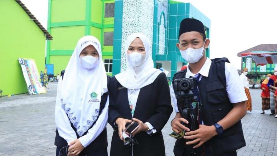 Dara Ayu dan Naufal bersama guru pembimbing MTsN 2 Semarang Dayu Kusuma. (Foto: Kemenag)