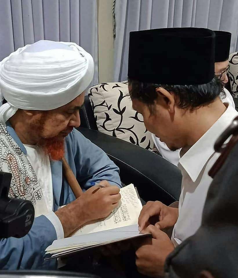 KH Ahmad Bahauddin Nursalim bersama Habib Umat bin Hafidz sewaktu hadir di Indonesia. (Foto: Istimewa)