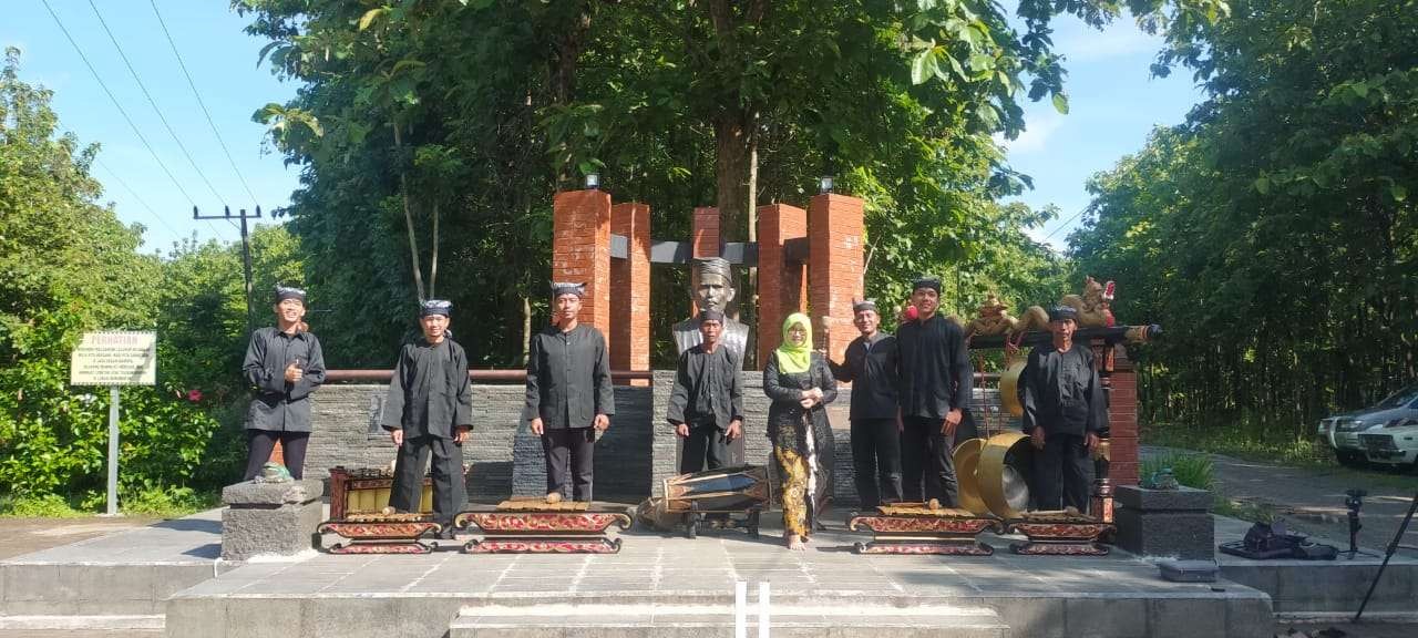 Komunitas Samin atau Sedur Sikep pose di depan Tugu Samin, Dusun Jepang, Desa/Kecamatan Margomulyo, Kabupaten Bojonegoro, Jawa Timur. (Foto: Dok. Kampung Samin)