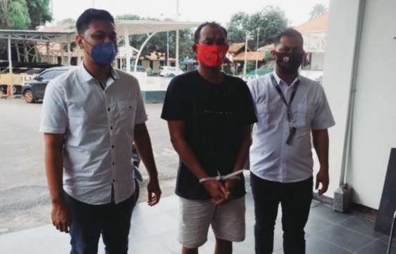 Pelaku pencurian rumah tante ipar sendiri, HH diamankan di Mapolres Bondowoso setelah ditangkap di Bali. (foto: Guido/ngopibareng.id)