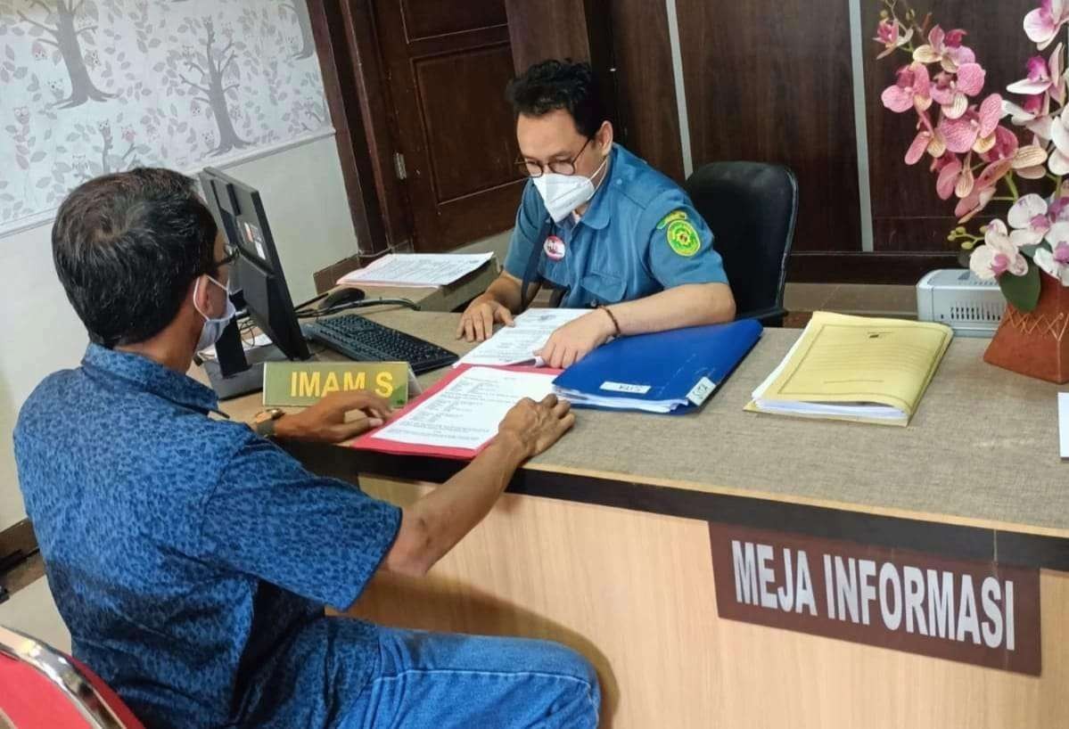 Kuasa hukum tersangka Dedy Sucipto, M Husni Thamrin saat mendaftarkan gugatan praperadilan di PN Jember (Foto:Istimewa)