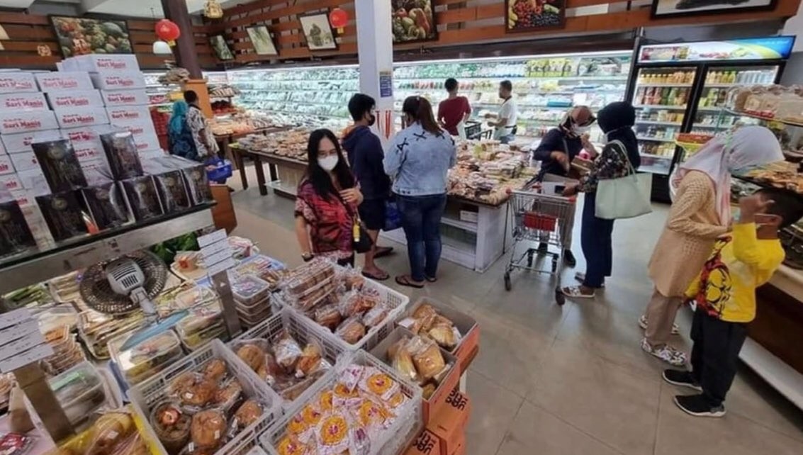 Salah satu supermarket yang dikunjungi pasangan suami istri asal Kalimantan yang terkonfirmasi positif Covid-19 saat di Malang. (Foto: Instagram @luckyreza)