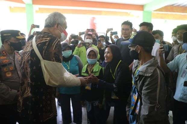 Gubernur Jawa Tengah Ganjar Pranowo bertemu warga Desa Wadas, Kecamatan Bener, Purworejo, Rabu, 9 Februari 2022. (Foto: Dok Jateng)