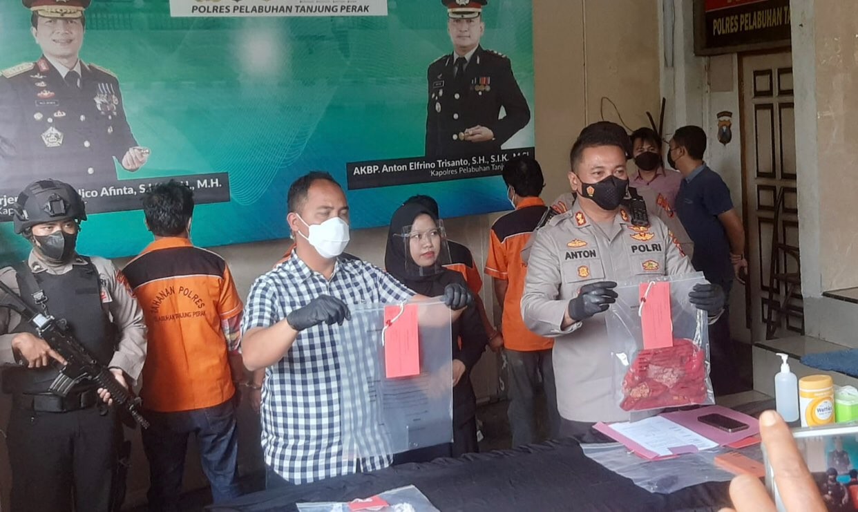 Polisi saat menunjukkan barang bukti penculikan bocah Cumpat Kulon, Surabaya (Foto: Andhi Dwi/Ngopibareng.id)