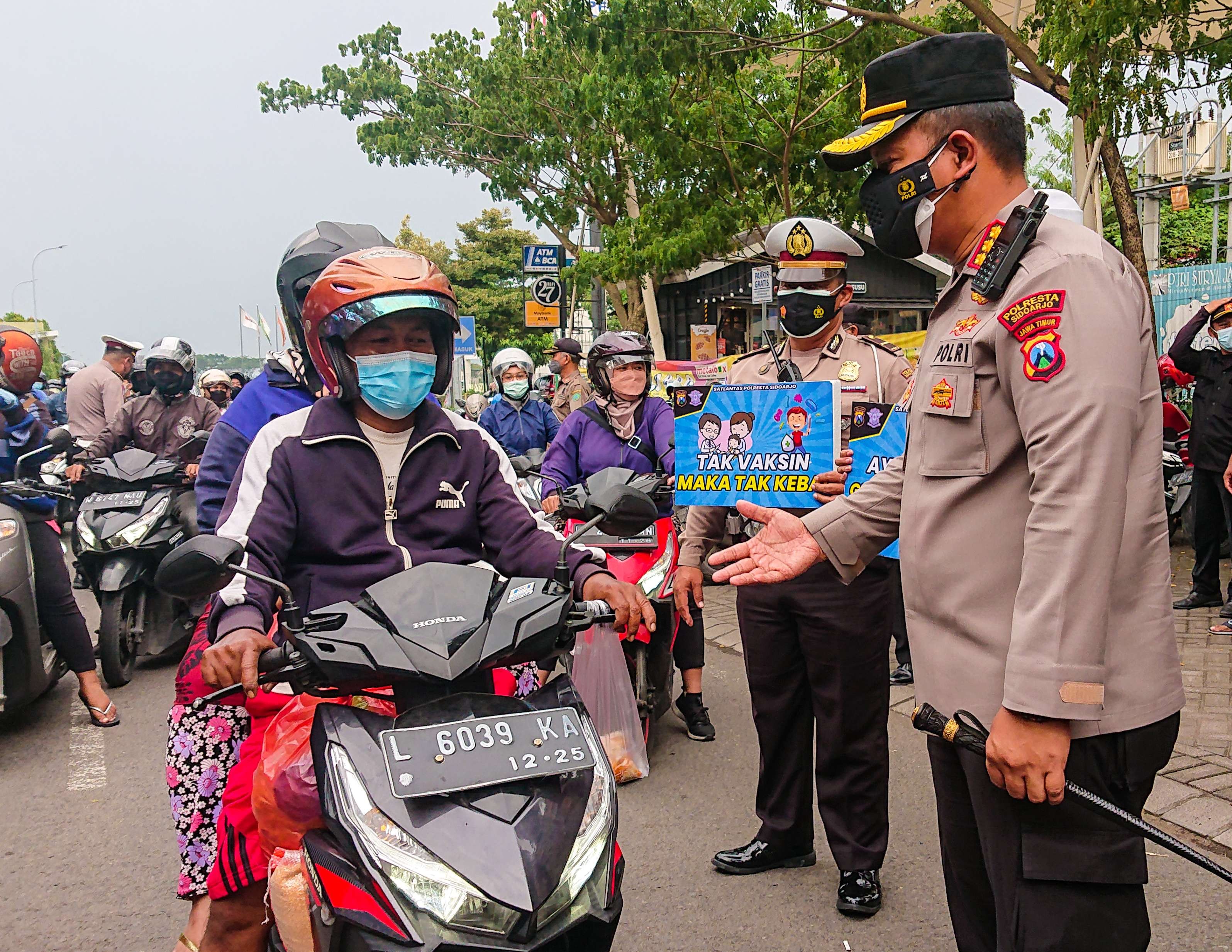 Kapolresta Sidoarjo lakukan razia prokes kepada pengguna jalan (foto : Aini/Ngopibareng.id)