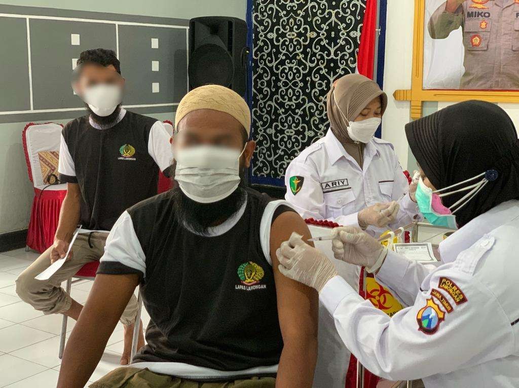 Pelaksanaan vaksinasi Covid-19 di Lapas Lamongan melibatkan dua napiter. (Foto: Imron Rosidi/Ngopibareng.id)
