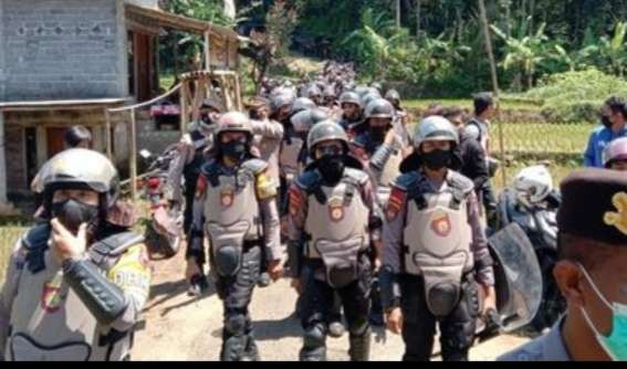 Sejumlah personel polisi Polda Jateng mengamankan upaya pengukuran tanah di desa Wadas Kecamatan Bener, Purworejo, Jawa Tengah. (Foto: Istimewa)