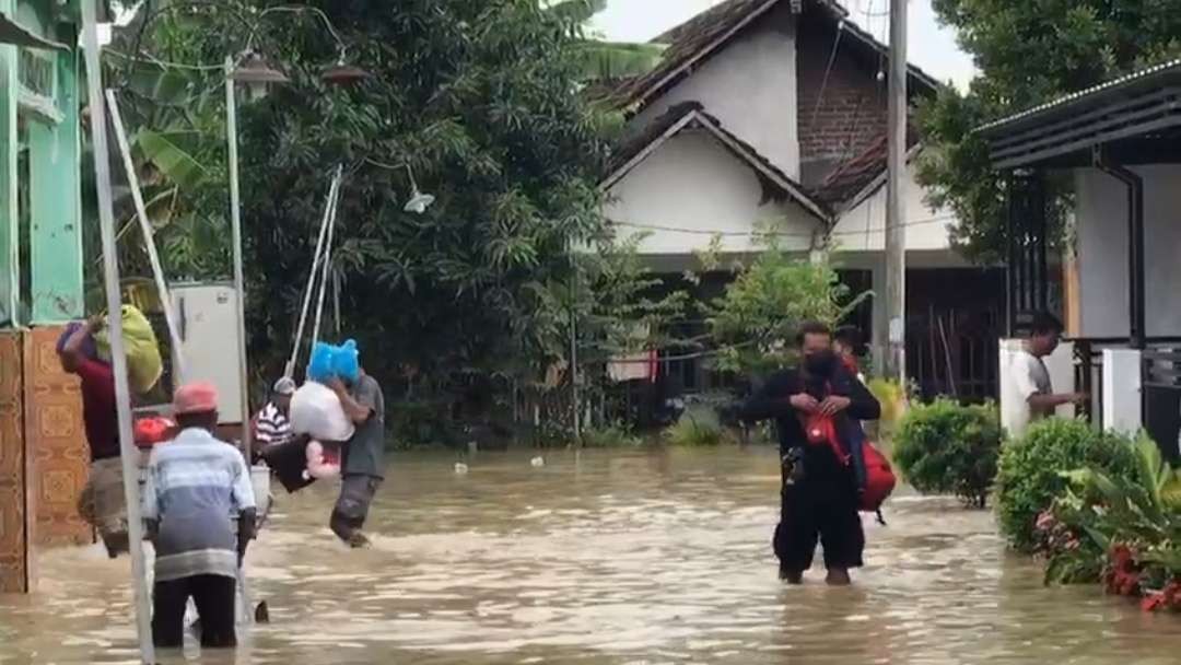 Banjir di Kecamatan Dawarblandong, Mojokerto, Jawa Timur. (Foto: Deni Lukmantara/Ngopibareng.id)