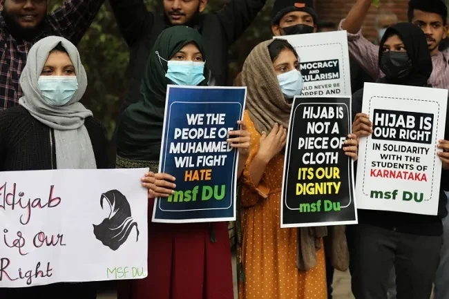 Sejumlah Muslimah di India melakuan aksi protes atas kebijakan larang berjilbab di sekolah dan perguruan tinggi. (Foto: reuters)