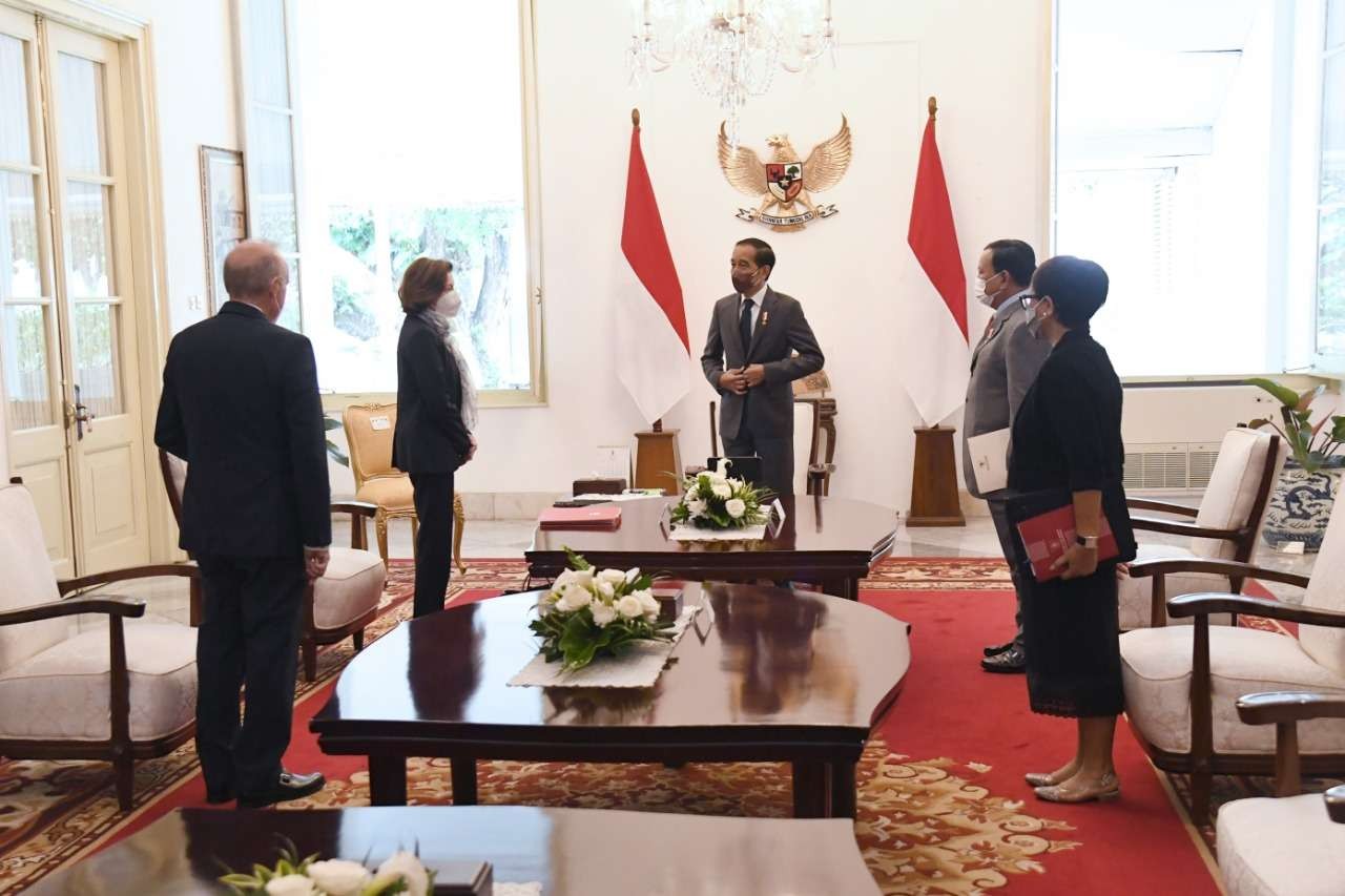 Presiden Joko Widodo menerima kunjungan Menteri Angkatan Bersenjata Republik Prancis, Florence Parly, di Istana Merdeka, Jakarta, Kamis 10 Februari 2022. Keduanya membahas sejumlah hal, termasuk kerja sama pertahanan antara kedua negara.(Foto: BPMI Setpres)