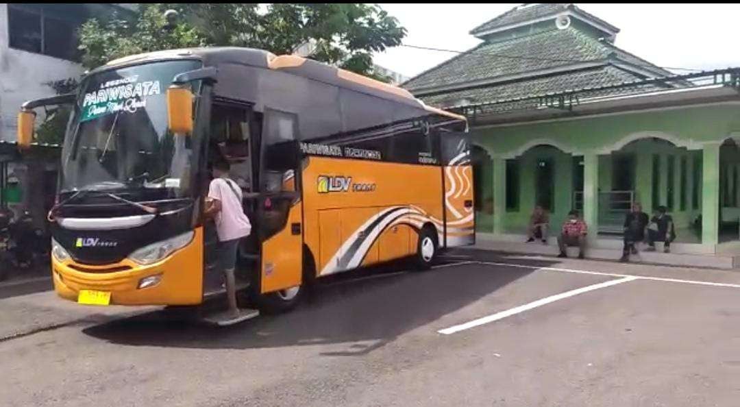 Bus yang disewa Ganjar untuk memulangkan warga Desa Wadas dari Polres Purworejo. (Foto: Dok Jateng)