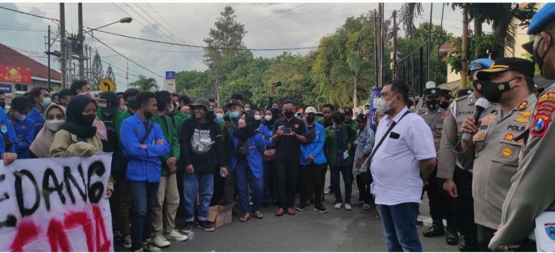 PMII Kediri gelar aksi solidaritas Wadas di Mapolres Kediri Kota. (Foto: Fendhy Plesmana/Ngopibareng.id)