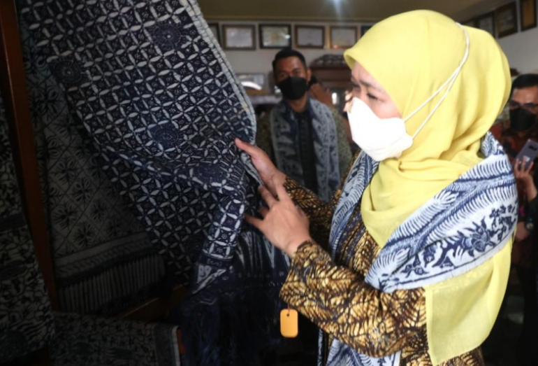 Gubernur Jawa Timur Khofifah Indar Parawansa berkunjung ke sentra batik dan tenun Tuban. (Foto: Kominfo Jawa Timur)