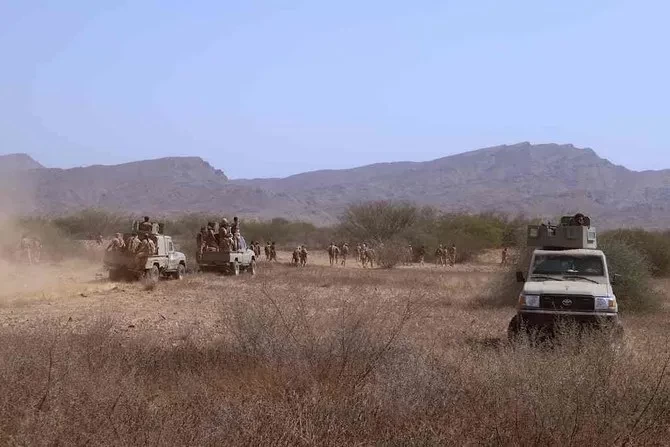 Pejuang pro-pemerintah Yaman menjaga posisi di dekat kamp Al-Muhsam dalam pertempuran untuk mengusir pemberontak Houthi pro-Iran dari daerah Harad, di Provinsi Hajjah Yaman pada 4 Februari 2022. (Foto: AFP)