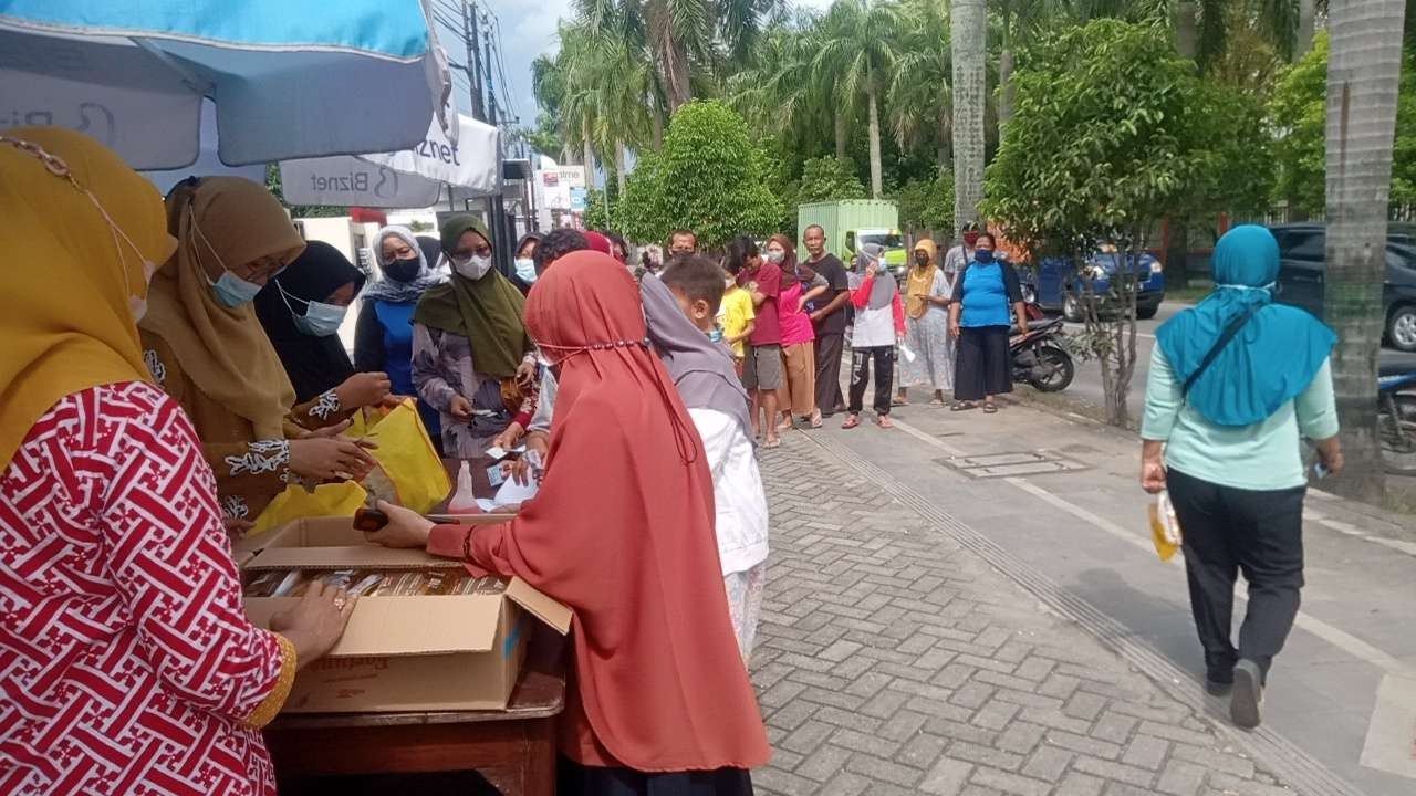 Tampak antrean warga saat operasi pasar minyak goreng di Cepu (Foto: Ahmad Sampurno/Ngopibareng.id)