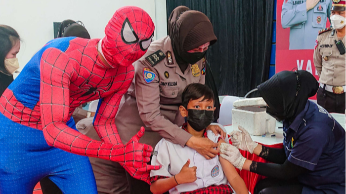 Spiderman dampingi vaksinasi anak di lingkungan sekolah (foto : Aini/Ngopibareng.id)