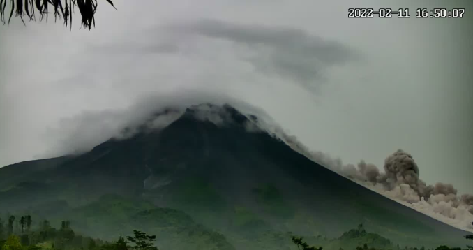 Potret kondisi Gunung Berapi pada hari ini, Jumat 11 Februari 2022. (Foto: Twitter)