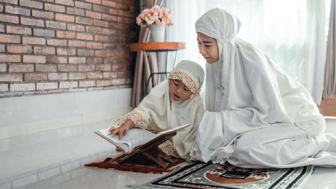 Mendaras Al-Quran sejak dini diajarkan pada anak. (Foto: Istimewa)