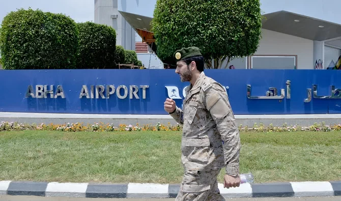 Pecahan peluru berhamburan ketika pesawat tak berawak itu dicegat dan jatuh di dalam lapangan bandara, kata juru bicara koalisi Brig Jenderal Turki Al-Maliki. (Foto: Istimewa)