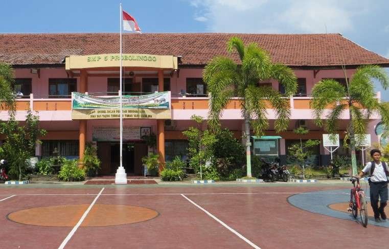SMPN 5, salah satu sekolah di Kota Probolinggo menghentikan PTM karena sebagian siswanya positif Covid-19. (Foto: Ikhsan Mahmudi/Ngopibareng.id)