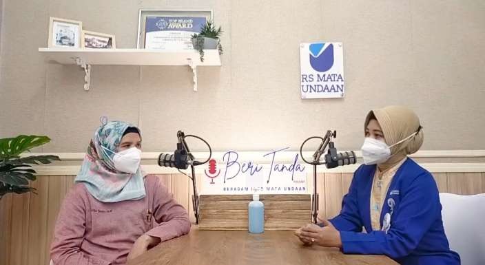 Dokter RS Mata Undaan Surabaya, dr Rita Tjandra, SpM dalam podcast Beri Tanda RS Mata Undaan. (Foto: Tangkapan Layar)