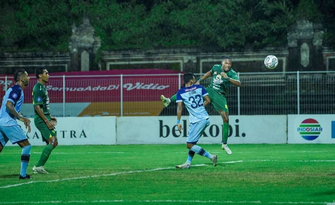 Ilustrasi pemain Persebaya, Arsenio Valpoort saat mencetak gol melalui sundulan. (Foto: Istimewa)
