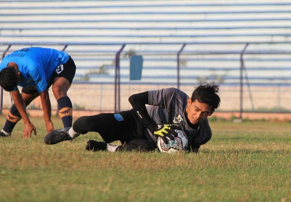 M. Rio Agatha saat berlatih di Stadion Surajaya Lamongan. (Foto: Imron Rosidi/Ngopibareng.id)