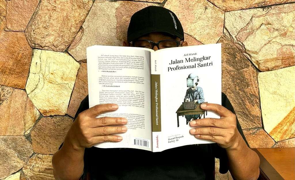 Buku Jalan Melingkar Profesional Santri yang diterbitkan ngopibareng.id. (foto Rwilis)