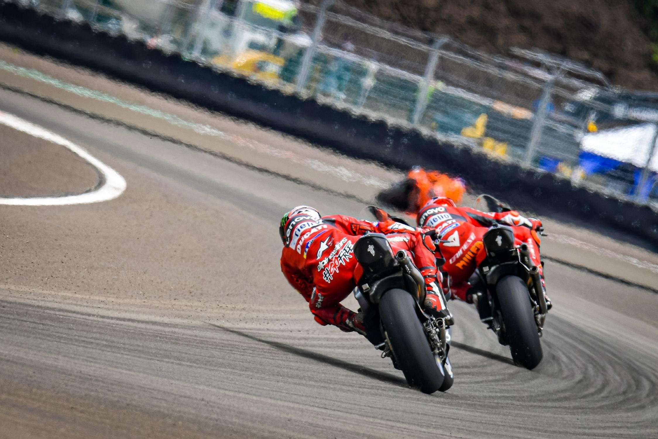 Duo pembalap Ducati Lenovo saat menjalani sesi tes pramusim di Sirkuit Mandalika, Sabtu 12 Februari 2022. (Foto: Twitter)