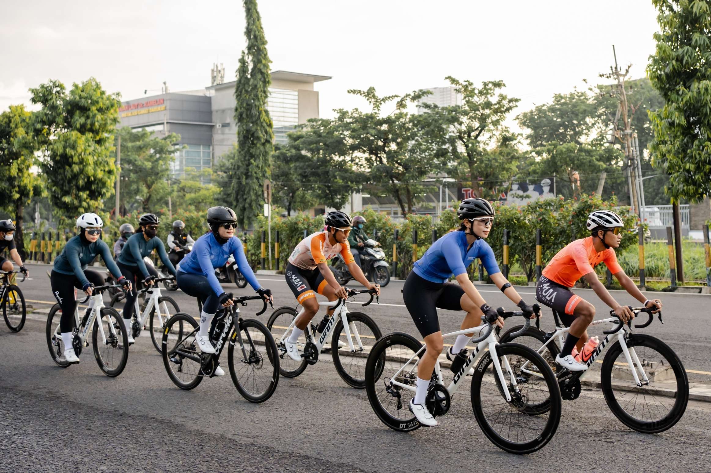 Pembalap Mula Cycling gowes bersama komunitas CRS. (Foto: Istimewa)