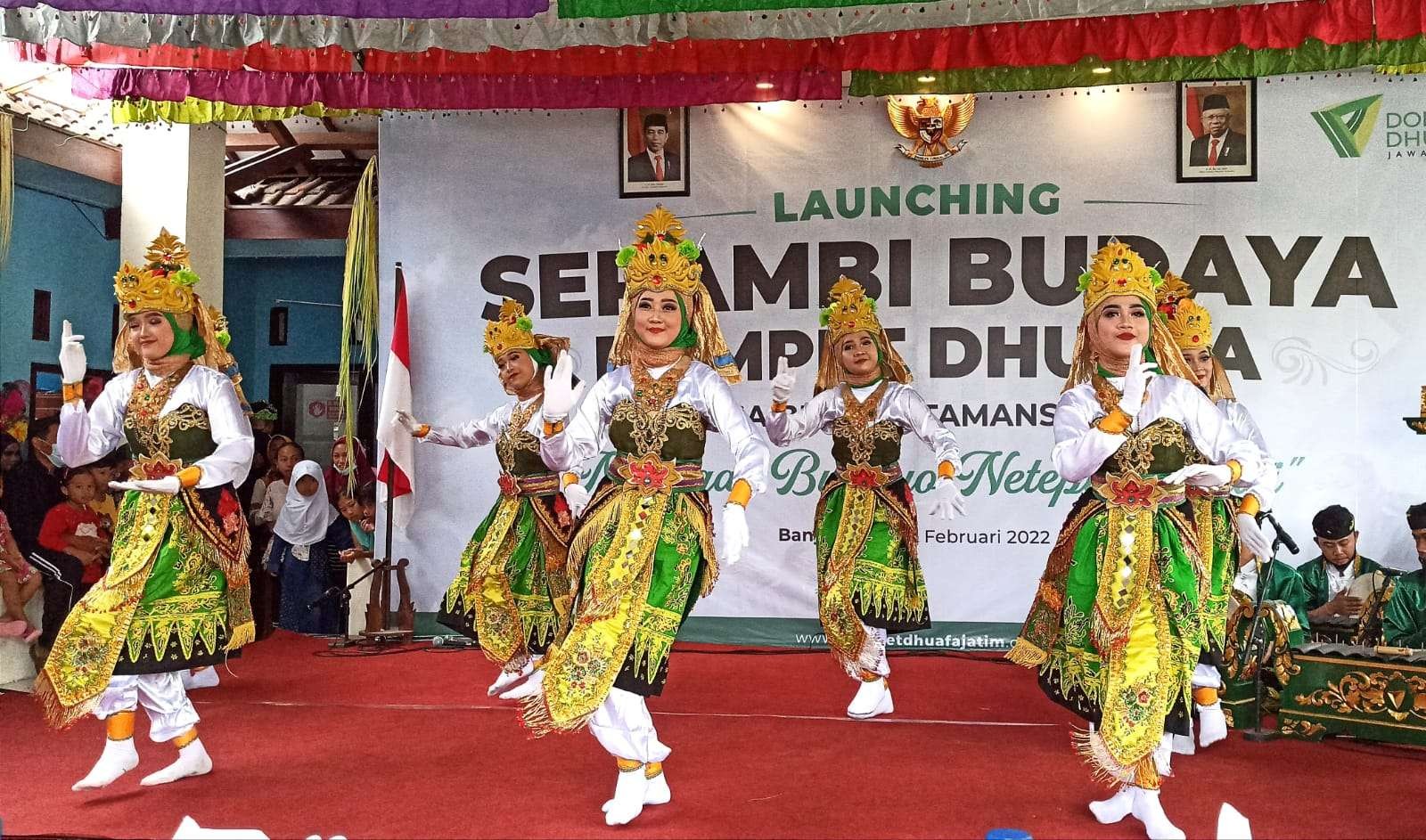 Penampilan Seni Kuntulan dalam peluncuran Serambi Budaya di Desa Tamansuruh, Kecamatan Glagah, Banyuwangi. (Foto: Muh Hujaini/Ngopibareng.id)