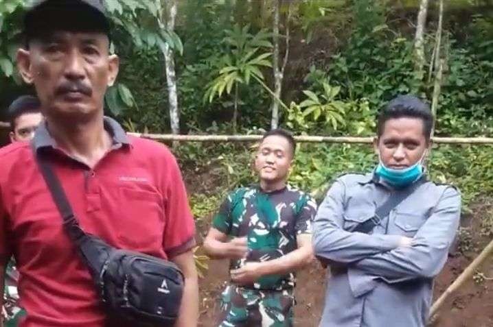 Petugas vaksin Kecamatan Tanggul terlibat cekcok dengan warga. (Foto: Youtube)