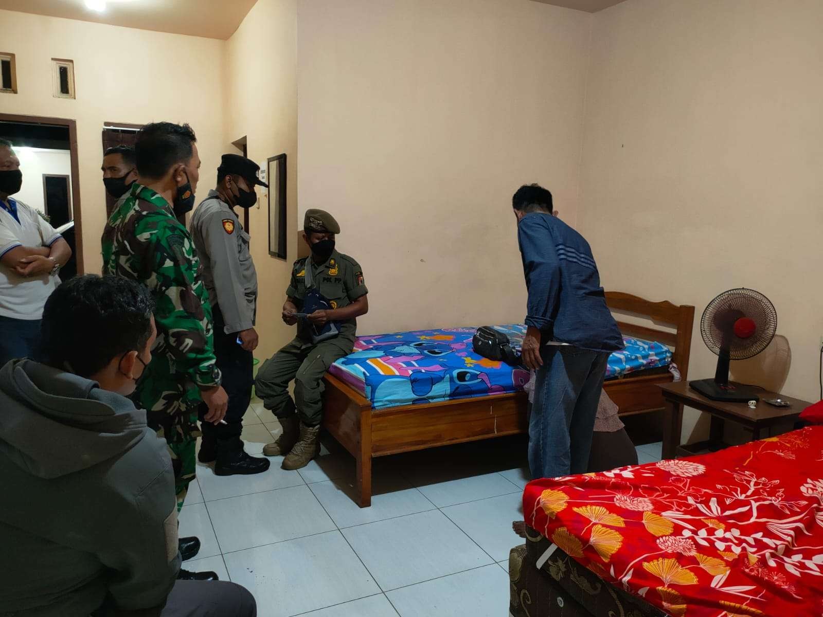 Petugas gabungan melakukan razia di sebuah hotel di Kecamatan Gumukmas Jember. (Foto: Istimewa)
